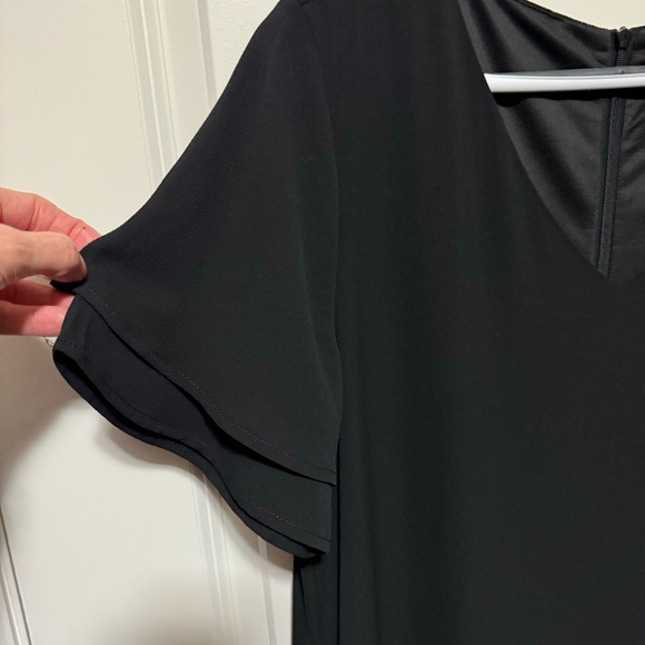 Black Lined V-Neck Bell Short Sleeve Shift Dress Size Medium - Picture 6 of 7